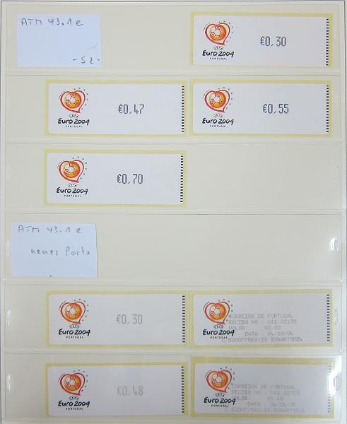 0265 (103).jpg -     Lote:    265      Colecção Especializada - Etiquetas      Lotes Especiais       Descrição:      1981/2010 &mdash; Etiquetas.   Coleção composta por 12 álbuns com etiquetas desde percursoras e Framas até 2010, com provas, erros, FDC's, etiquetas novas e usadas, sobrescritos circulados, variedades de impressão e papéis. Importante estudo. Lote a ver.        Lote ETQ       Valor Base:     &euro; 3000,00     Valor Venda:     &euro;      